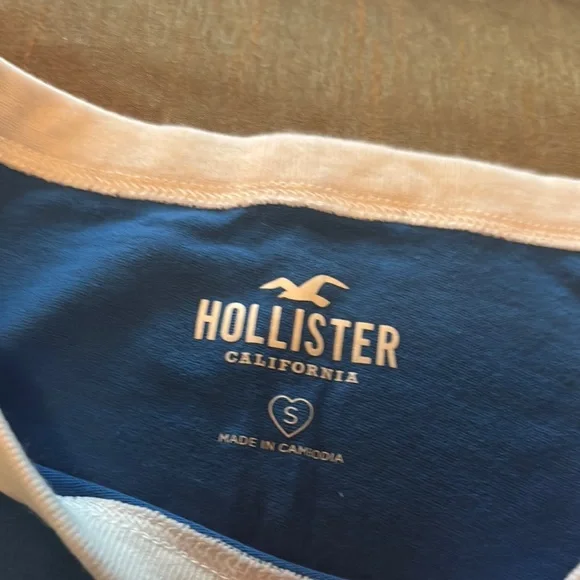 Hollister Blue and White Short Sleeve Tee - Picture 2 of 7